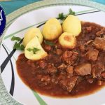 Omas Gulasch auf traditionelle Art