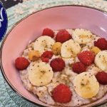 Porridge-Bowl mit Himbeeren und Banane