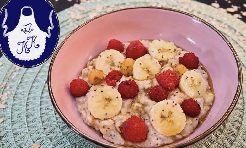 Porridge-Bowl mit Himbeeren und Banane