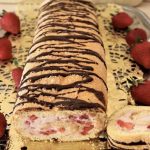 Biskuitrolle mit Erdbeeren und Quark-Sahne-Füllung