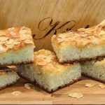 Klassischer Butter-Mandel-Hefekuchen mit Sahnefinish