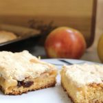 Polnischer Apfel-Plattenkuchen mit Baiser und Mandeln