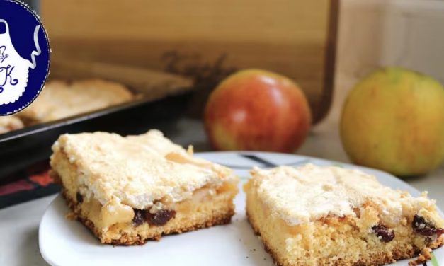 Polnischer Apfel-Plattenkuchen mit Baiser und Mandeln